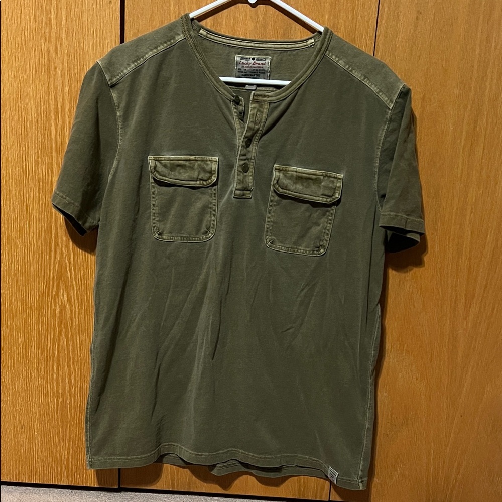 Lucky brand khaki short sleeve Henley with double pockets size large pre owned